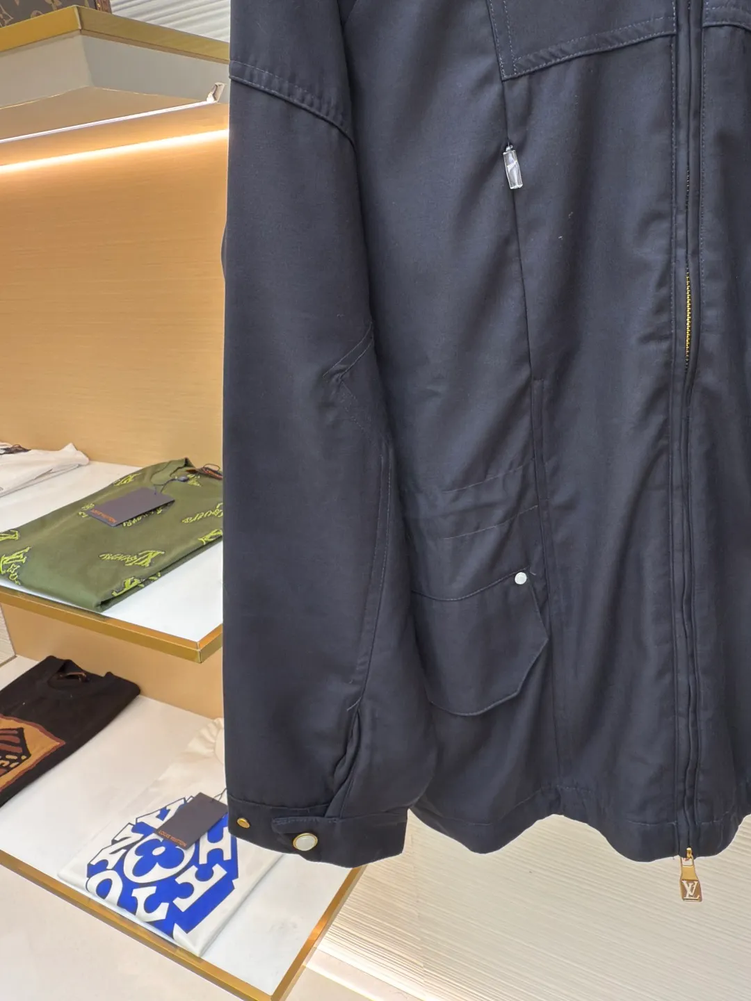 LOUIS VUITTON hooded windbreaker jacket ●Authentic product: Purchased and developed for 31000 ●Item number: 1680632-C10 ●Fabric: waterproof fabric ●Technology: made on positioning cutting machine ●Version: fitted version ●Weight: about 1150 grams ●Size: 42-44-46-48 ●Description: Made of customized Tri-Durance waterproof and rainproof fabric , a full set of accessories are customized, YKK two-way zippers, and all hardware are molded and customized to provide the performance required in the alpine environment. It is thin and wear-resistant, windproof, waterproof and breathable. It is suitable for a variety of activities. It is compatible with StormHood™. The hood is well protected and does not affect the line of sight. Step in The pockets are equipped with WaterTight™ zippers for easy access to items, and the zippers facilitate quick ventilation. The splicing design allows for free movement. There is a logo print on the chest, a printed design on the brim, and engraved buttons on the cuffs. The overall routing is straight and delicate. The fabric is comfortable and soft, with consistent colors and no color difference. It can be matched with the same style to create a fashionable look, and can be used in various occasions. Customized accessories, complete with three standards, same style for men and women!
